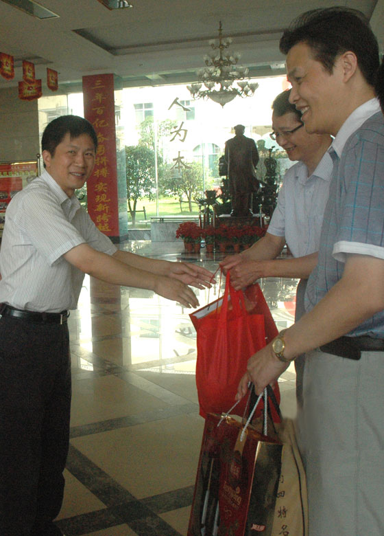 樟樹市領(lǐng)導(dǎo)中秋節(jié)前到集團(tuán)公司走訪慰問