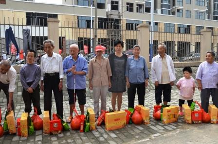 仁和集團2015中秋前夕走訪慰問福利院 (1).jpg