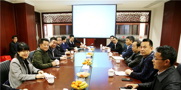 楊文龍董事長(zhǎng)會(huì)見(jiàn)中國(guó)發(fā)酵工程研究院院長(zhǎng)一行 (1).jpg